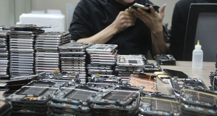 I prezzi degli schermi LCD dell'iPhone si stanno polarizzando nel 2026: perché le officine di riparazione stanno tornando ai display originali ricondizionati